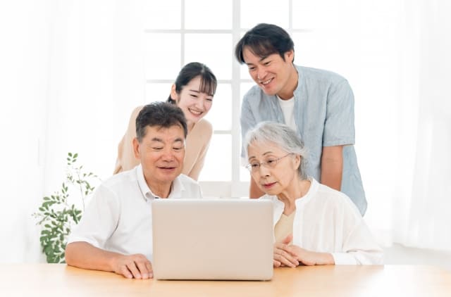 パソコンを使う家族