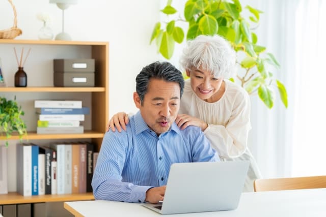 パソコンを見る親子