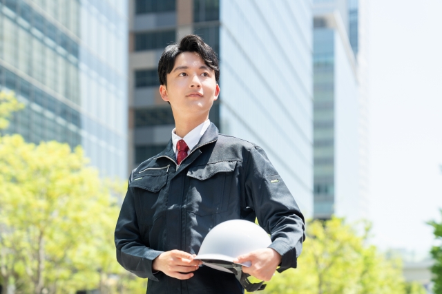 ヘルメットを持つ男性