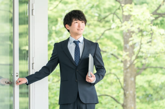 希望を抱くスーツの男性