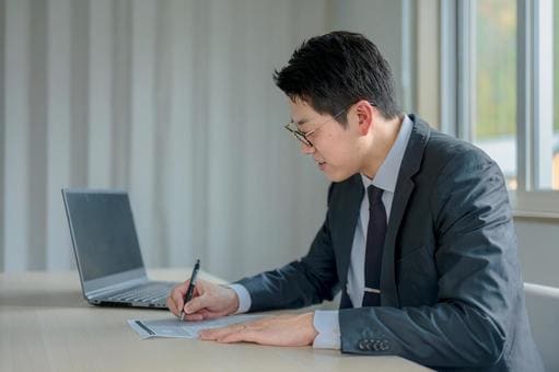 書類を作成する男性