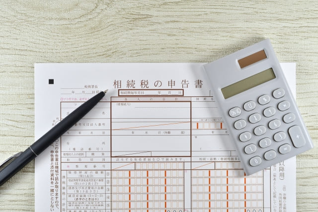 相続税申告書と電卓