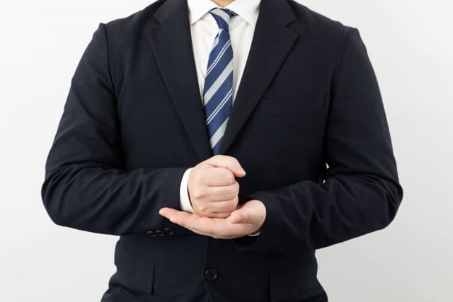 納得するスーツの男性