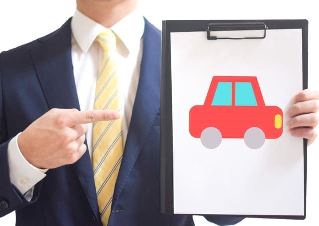 車とスーツの男性