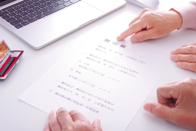 遺言書を書くシニア