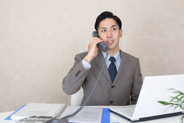 電話をする男性