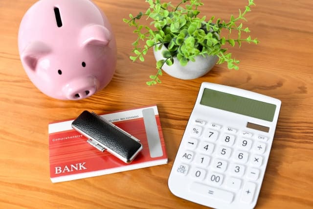 預金通帳と貯金箱