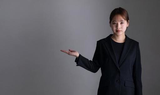 案内するスーツの女性