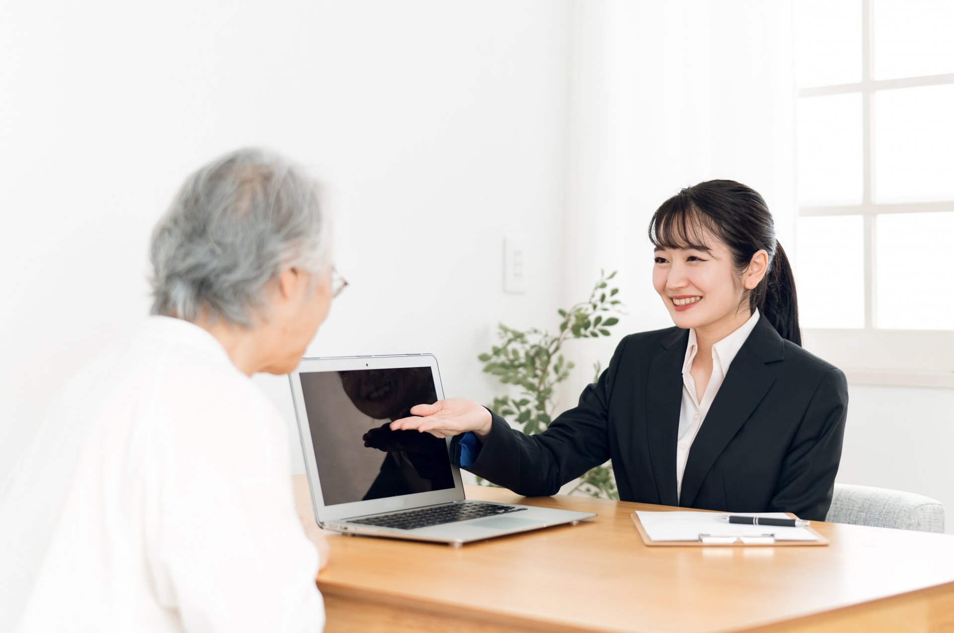 遺品について葬儀社スタッフに相談する高齢者の図