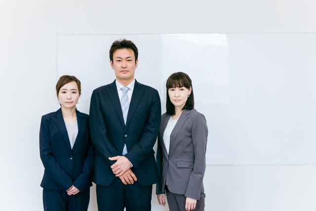 スーツの男性と女性