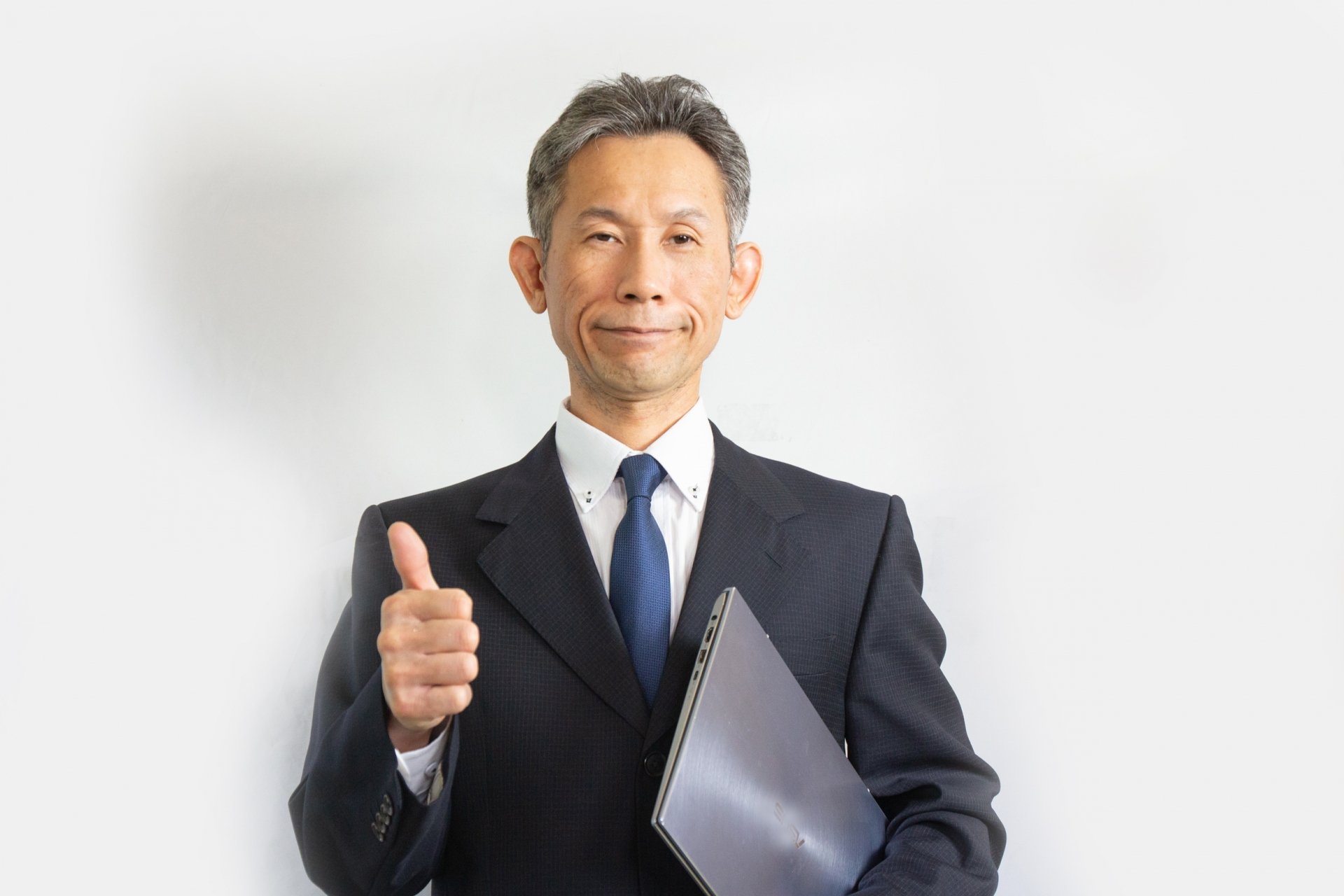 自社の付加価値を上げる対策として資格取得をすすめる葬儀社社長のイメージ