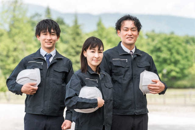 作業着を着た社員