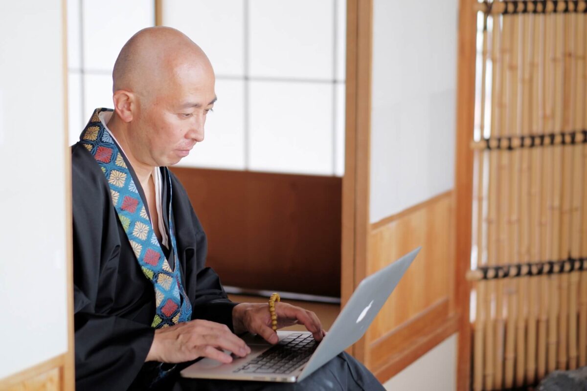 僧侶がブログを運営するイメージ