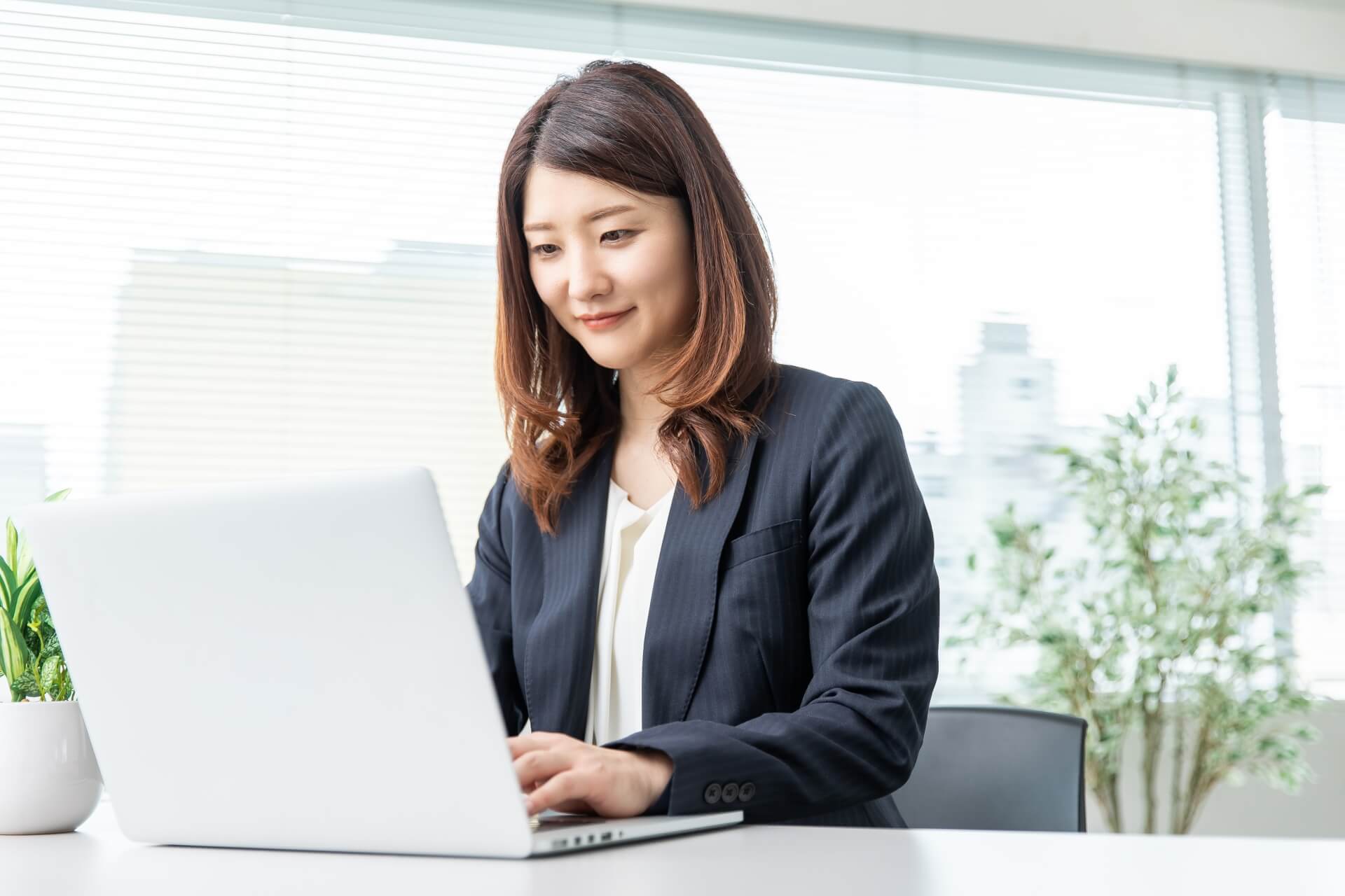 オンラインで資格の勉強する葬儀社社員のイメージ画像