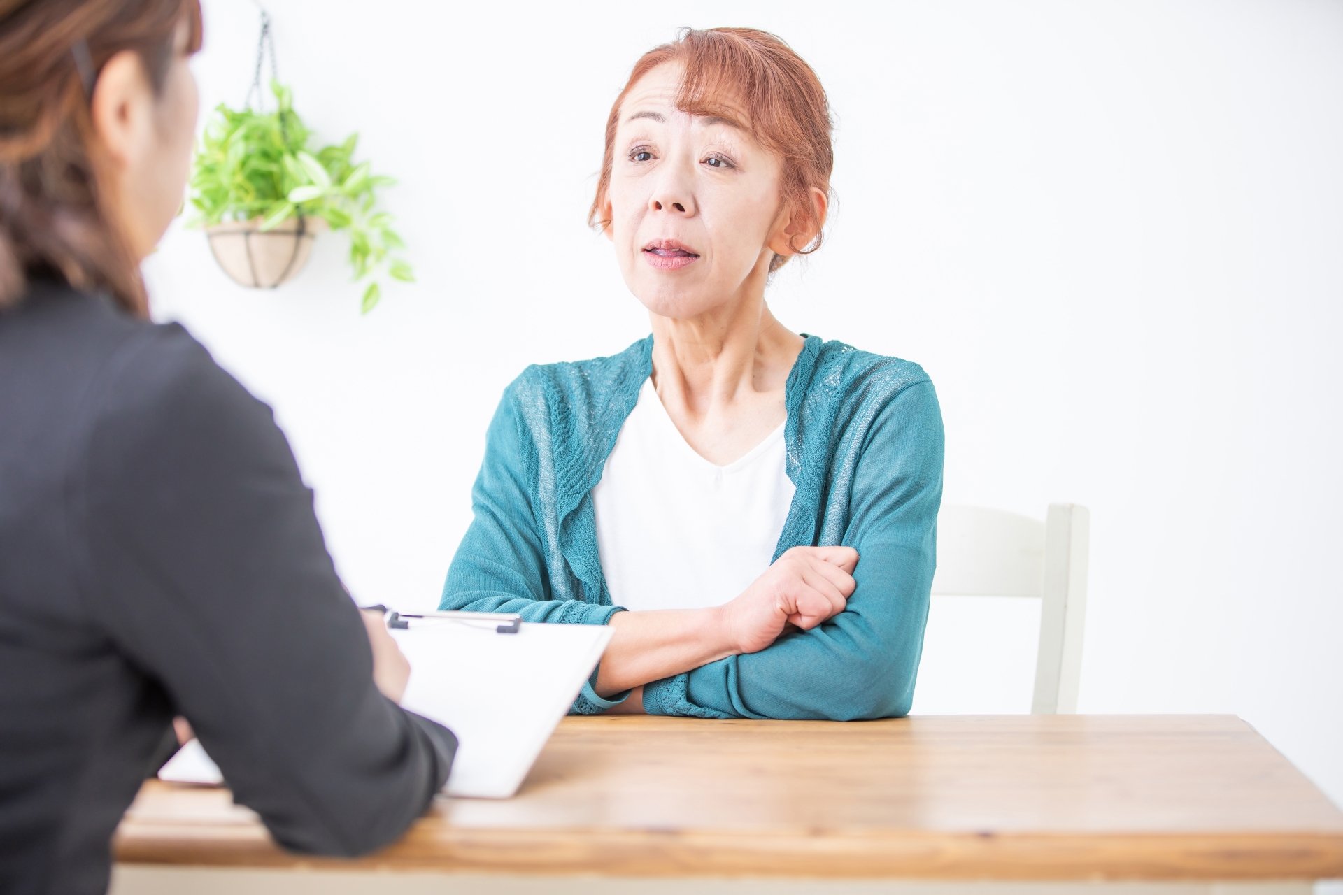 終活ライフケアプランプランナーに終活の相談をする高齢者