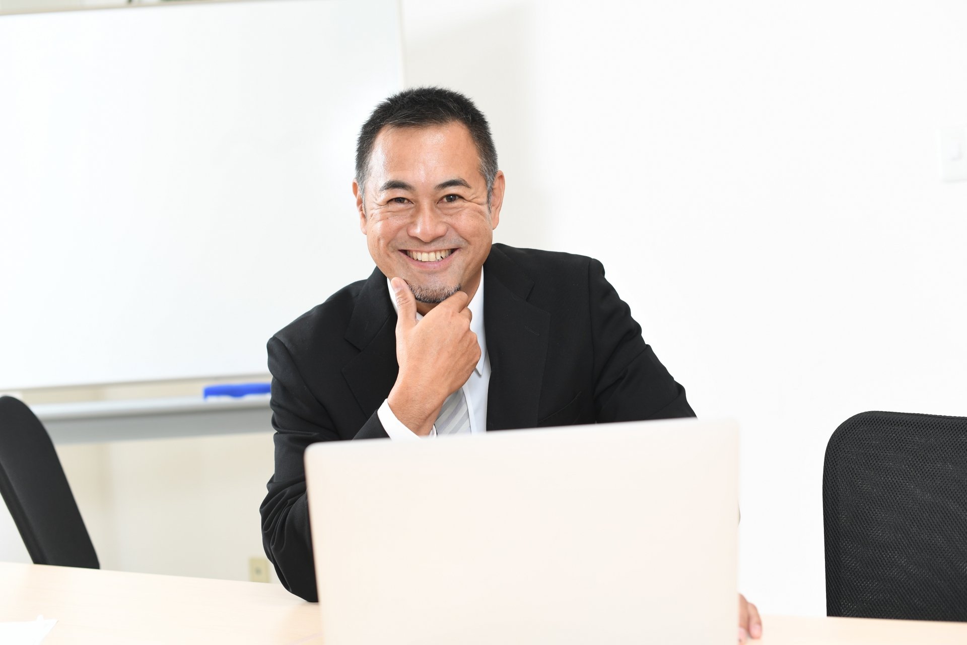 必要な資格取得者を採用して自信にあふれている葬儀社経営者