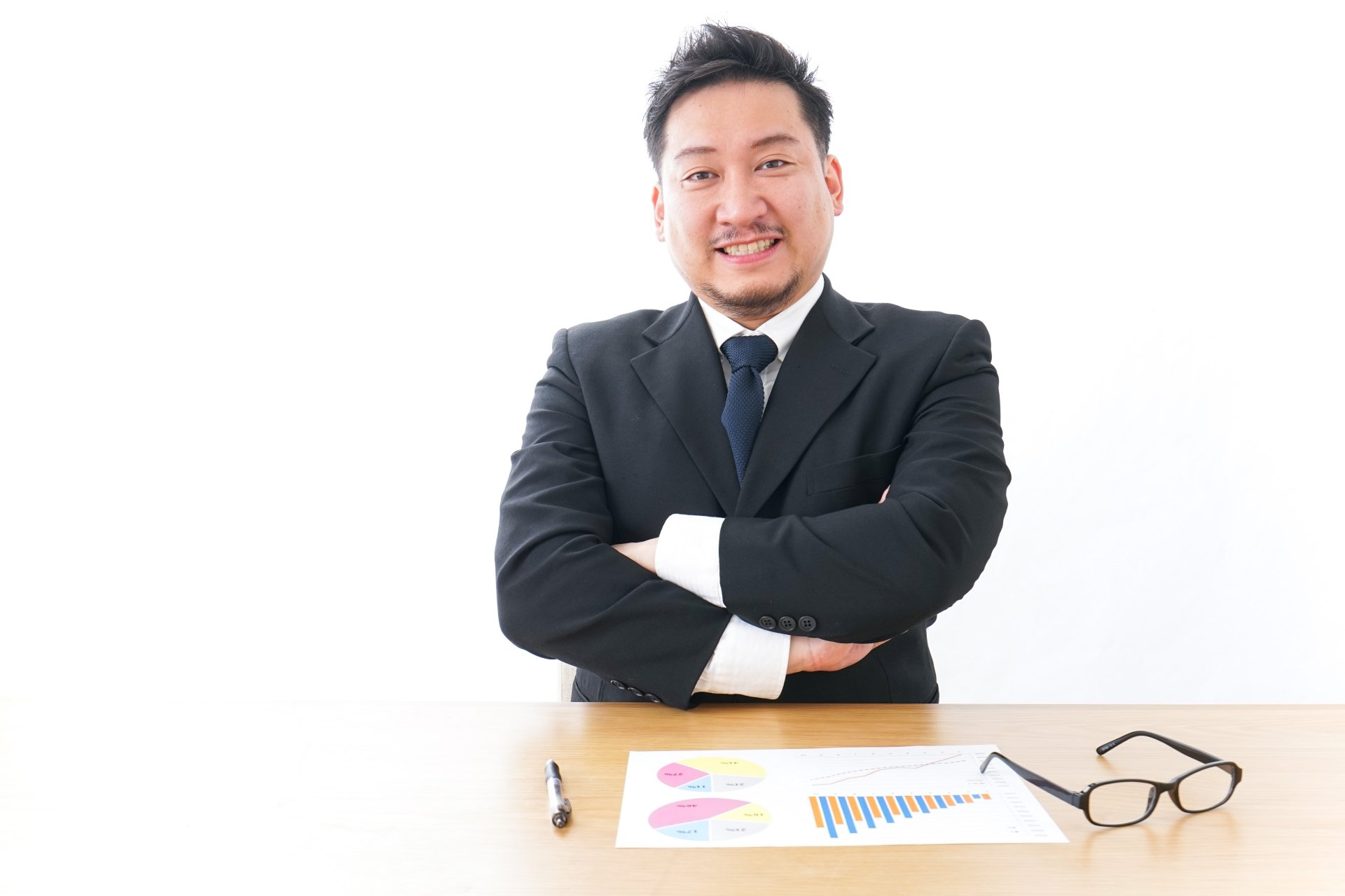 海洋散骨アドバイザーを着任させて満足する葬儀社社長のイメージ