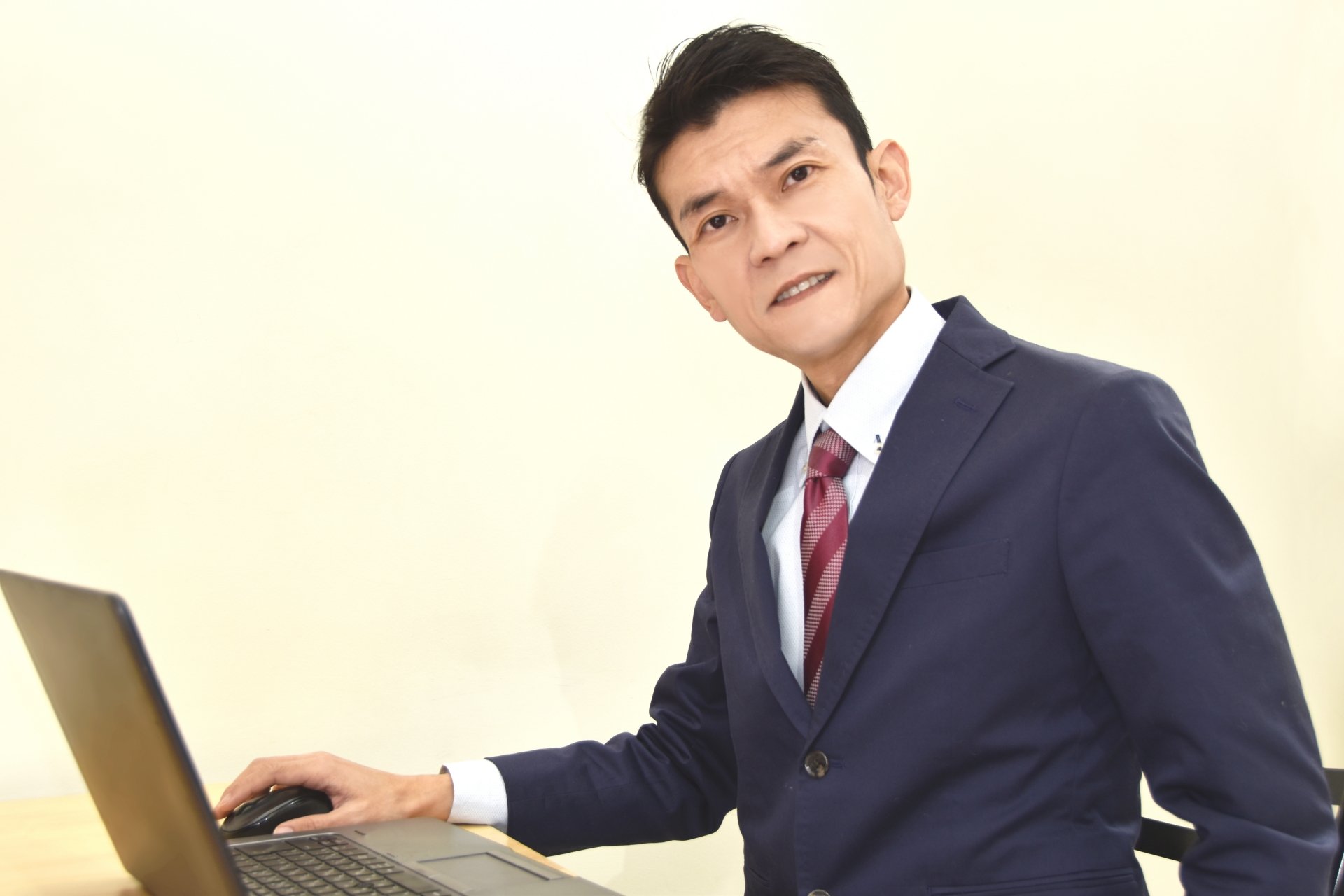 終活士を採用するかどうか秘書に尋ねる葬儀社社長のイメージ