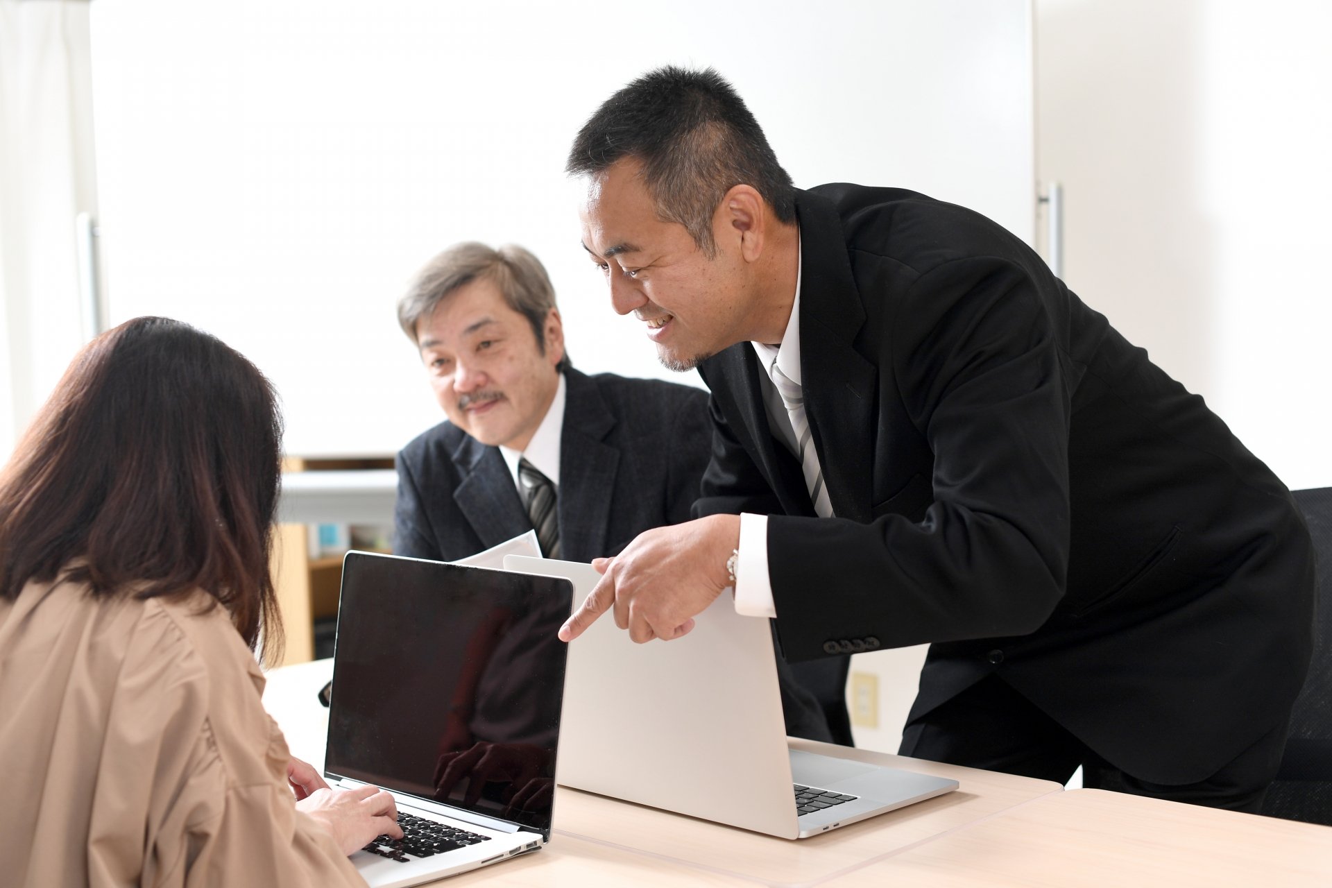 終活カウンセラー資格を従業員に取らせるか話し合う葬儀社経営陣のイメージ