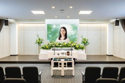 葬儀の祭壇は新しいステージへ　笑顔と感謝が溢れる葬儀を叶える家族葬ビジョン祭壇「EMO（エモ）」を導入～アルファクラブ武蔵野～