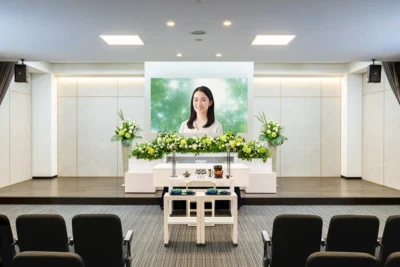 葬儀の祭壇は新しいステージへ　笑顔と感謝が溢れる葬儀を叶える家族葬ビジョン祭壇「EMO（エモ）」を導入～アルファクラブ武蔵野～