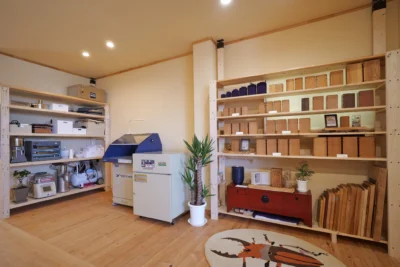 石材店なのに「お墓に入れない供養」を提案。1日1組限定で立ち会い粉骨加工ができる新拠点を開設～中島石材～